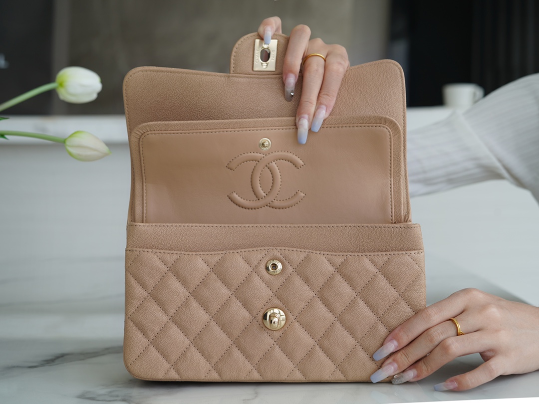 𝐂𝐇𝐀𝐍𝐄𝐋 Classic Flap washed cowhide is made from the most delicate calves just born Washed fetal cow small Khaki 🍂