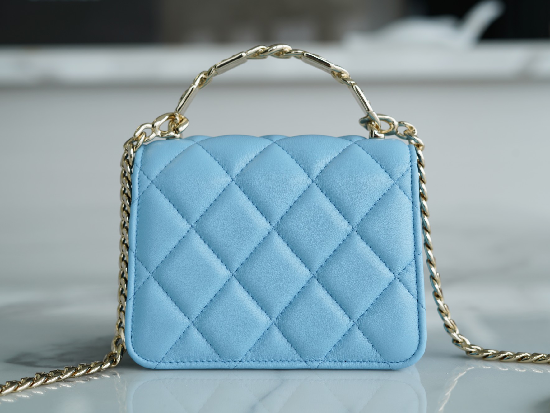 𝗖𝗛𝗔𝗘𝗡𝗟✦ 𝟮𝟮𝐒 Enamel Handle Chain Bag Blue