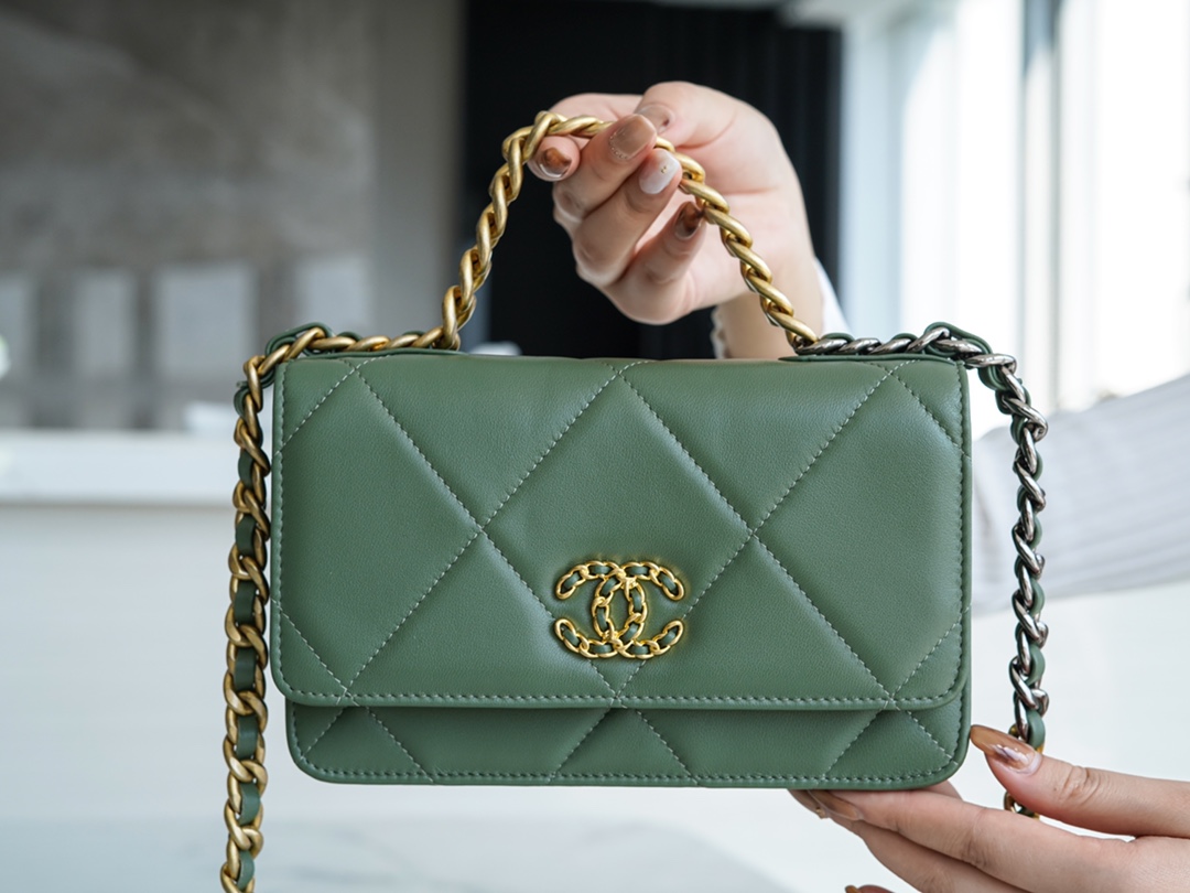 Chanel 19 bag 𝑾𝒐𝒄22C gold buckle matcha green
