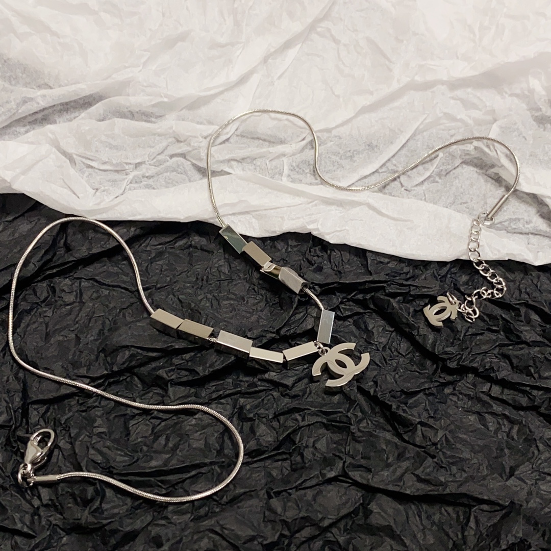 CHANEL🇫🇷Xiaoxiang Double C Silver Pendant Necklace
