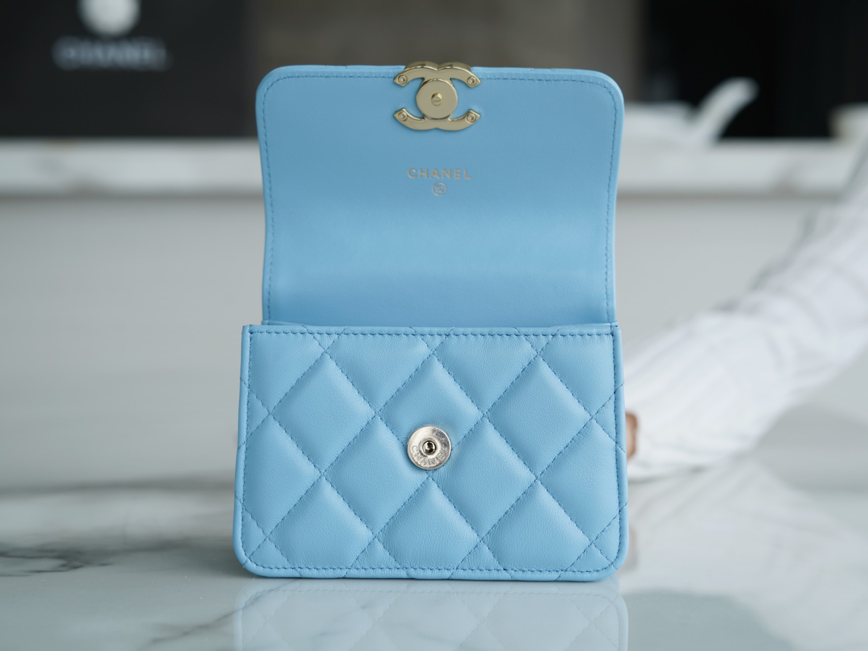 𝗖𝗛𝗔𝗘𝗡𝗟✦ 𝟮𝟮𝐒 Enamel Handle Chain Bag Blue