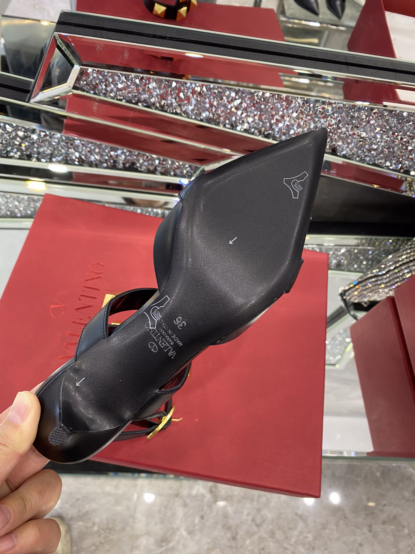 【Valentino】𝟐𝟎𝟐𝟏/𝐒𝐒 𝐧𝐞𝐰 Valentino studded sandals counter the latest series of very bright show series launched