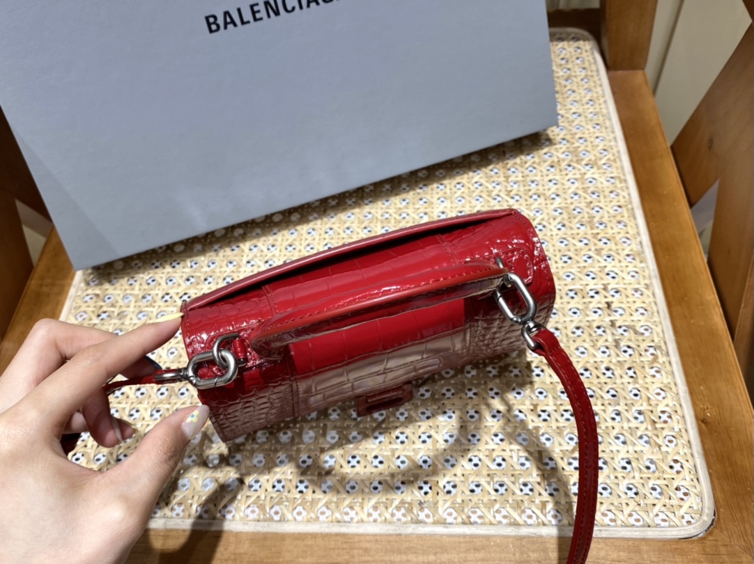 BALENCIAGA 𝐇𝐨𝐮𝐫𝐠𝐥𝐚𝐬𝐬 𝐗𝐒 crocodile-textured cowhide