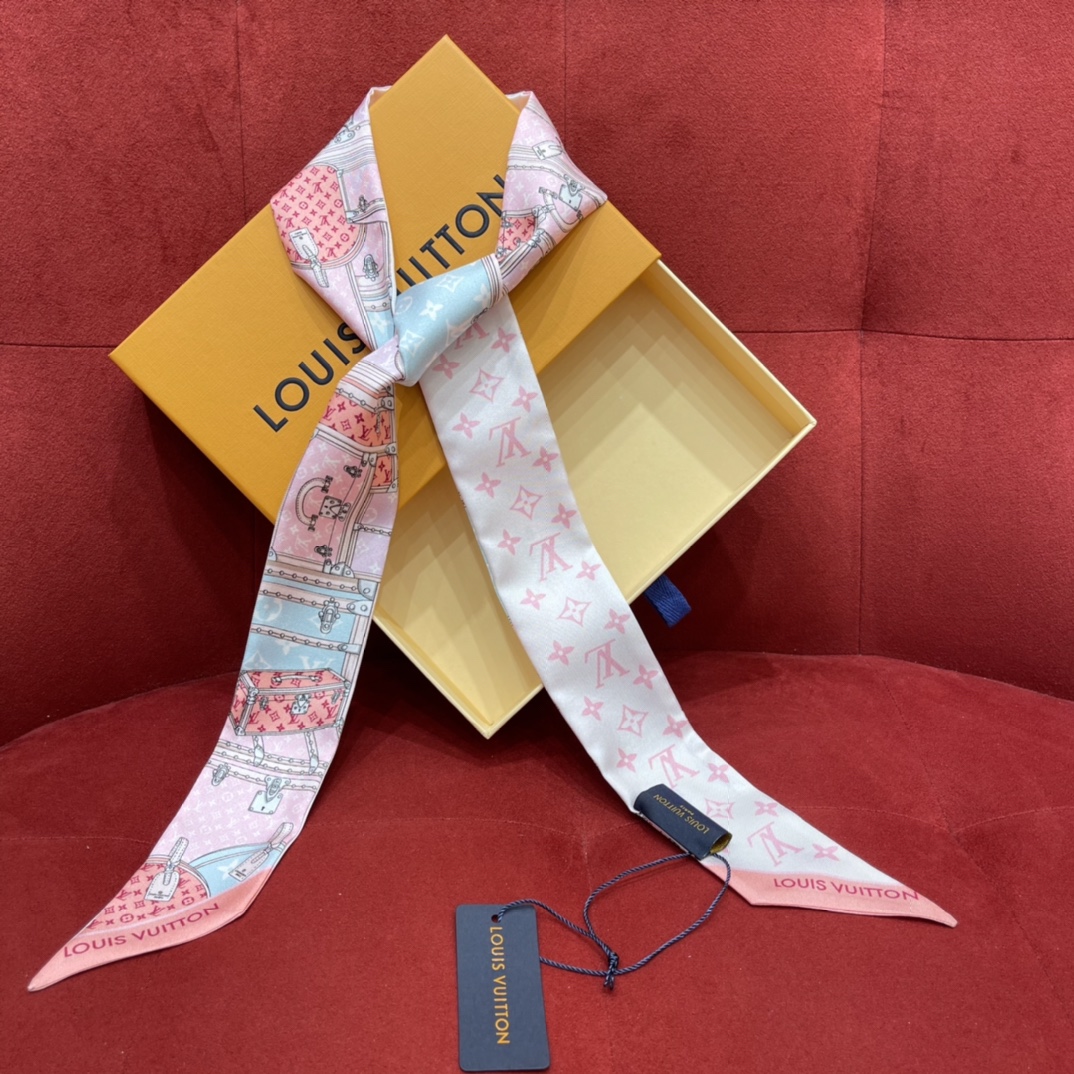 𝐋𝐨𝐮𝐢𝐬 𝐯𝐮𝐢𝐭𝐭𝐨𝐧 A classic silk scarf with a hard case and presbyopic elements