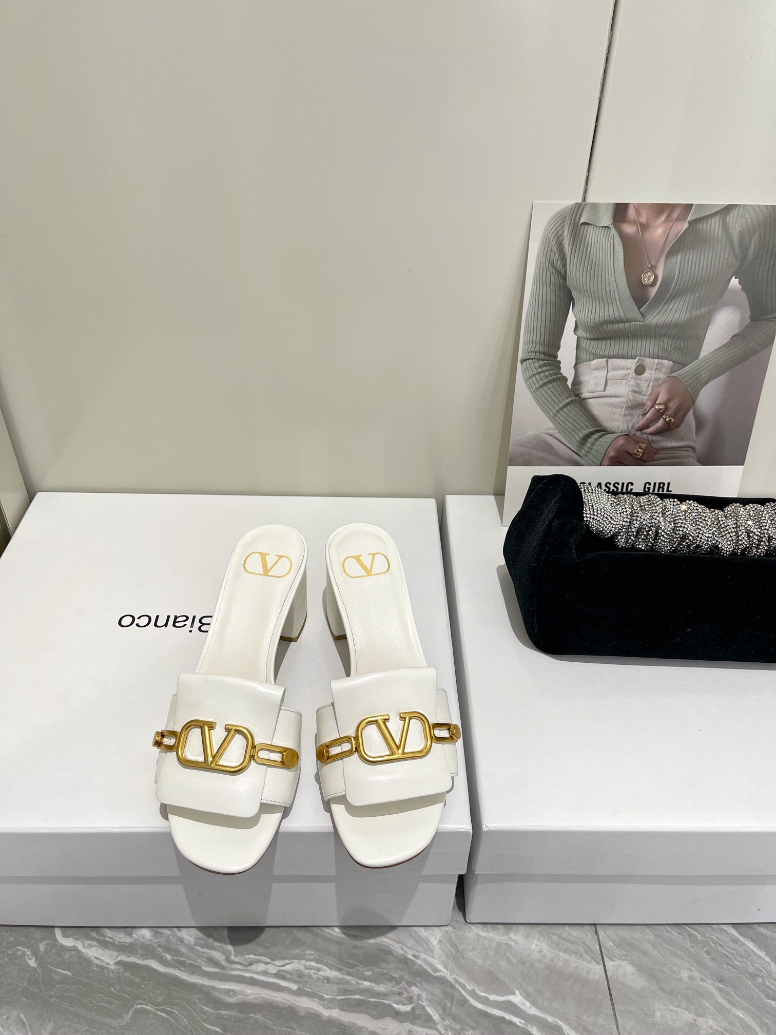 【Valentino】𝟐𝟎𝟐𝟏/𝐒𝐒 𝐧𝐞𝐰  Valentino 2022 / fw spring and summer new women's slippers