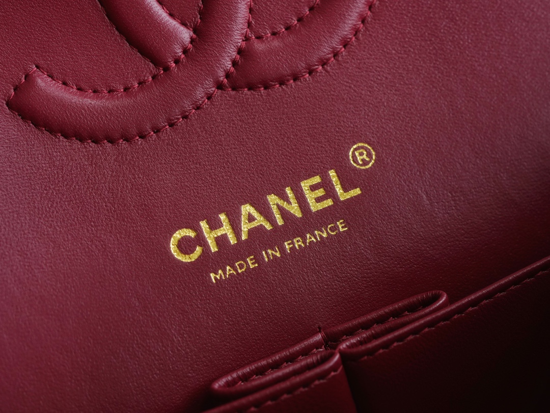 𝐂𝐇𝐀𝐍𝐄𝐋 Classic Flap washed cowhide is made from the most delicate newborn calves Washed fetal cow Medium Bordeaux burgundy