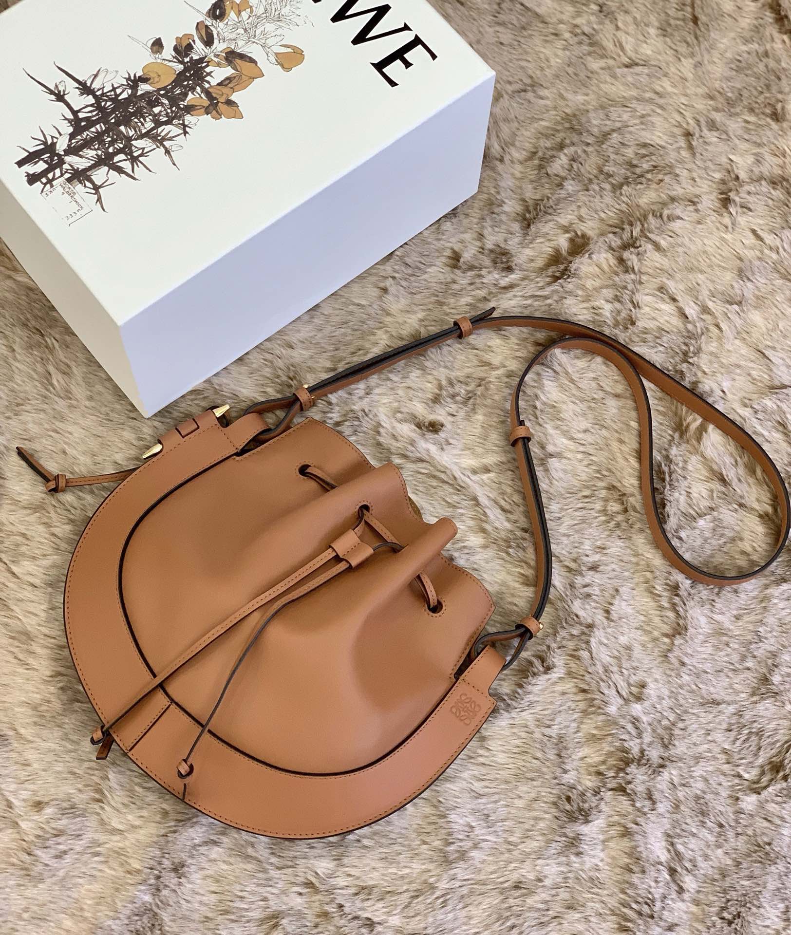 LOEWE Horseshoe flying saucer bag