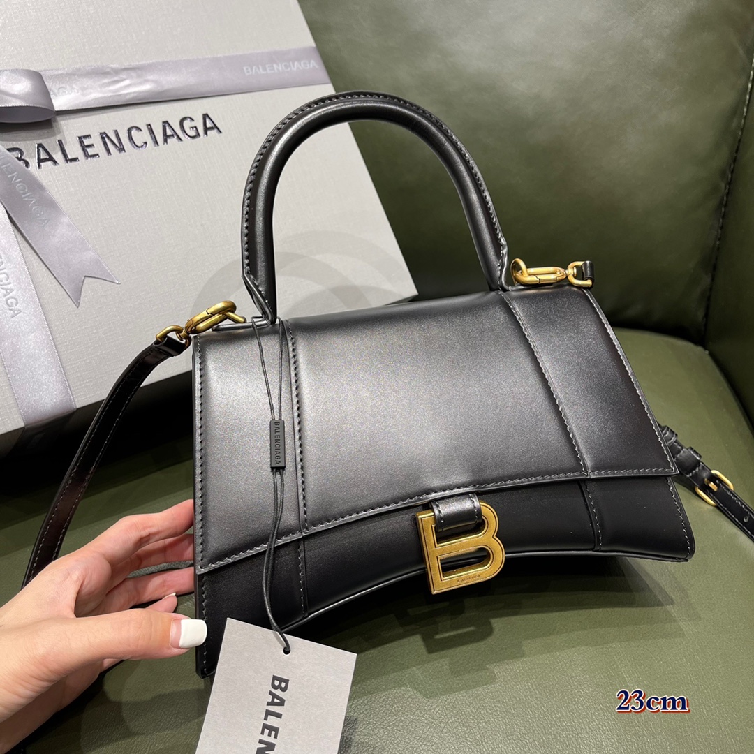 BALENCIAGA 𝐇𝐨𝐮𝐫𝐠𝐥𝐚𝐬𝐬 𝐒 The hourglass bag of the fashion world