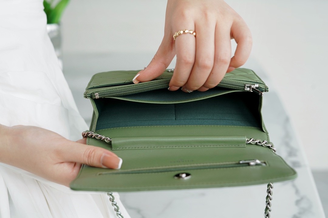 CHANEL 𝑾𝒐𝒄 Hairy Bag Entry Classic 𝑾𝒐𝒄𝒄𝑾𝒐𝒄 (Magnetic Closure) (Lambskin) Matcha Green