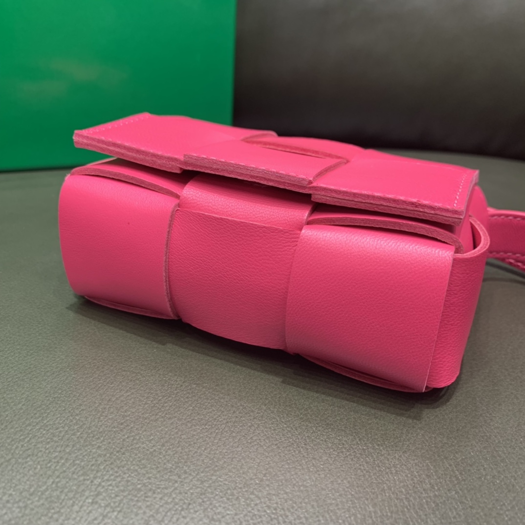 Bottega Veneta  MINI CASSETTE #666688