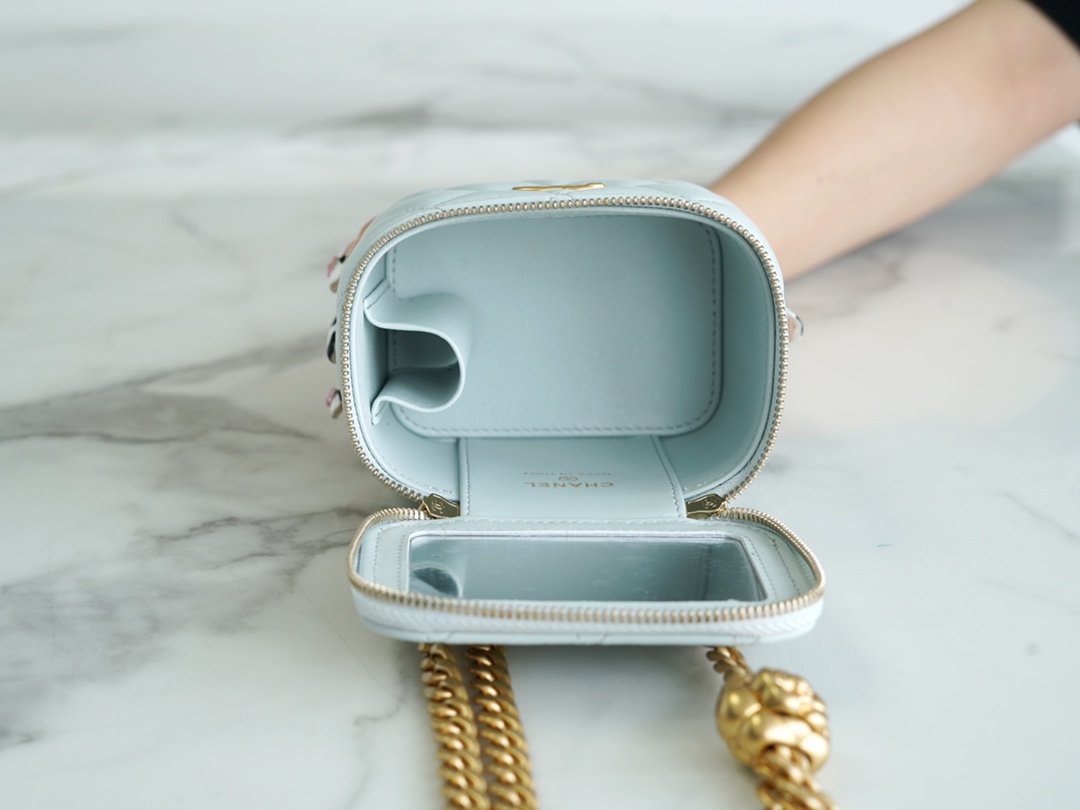 𝗖𝗛𝗔𝗡𝗘𝗟✦ 23s new spring/summer Camellia adjustable buckle small box