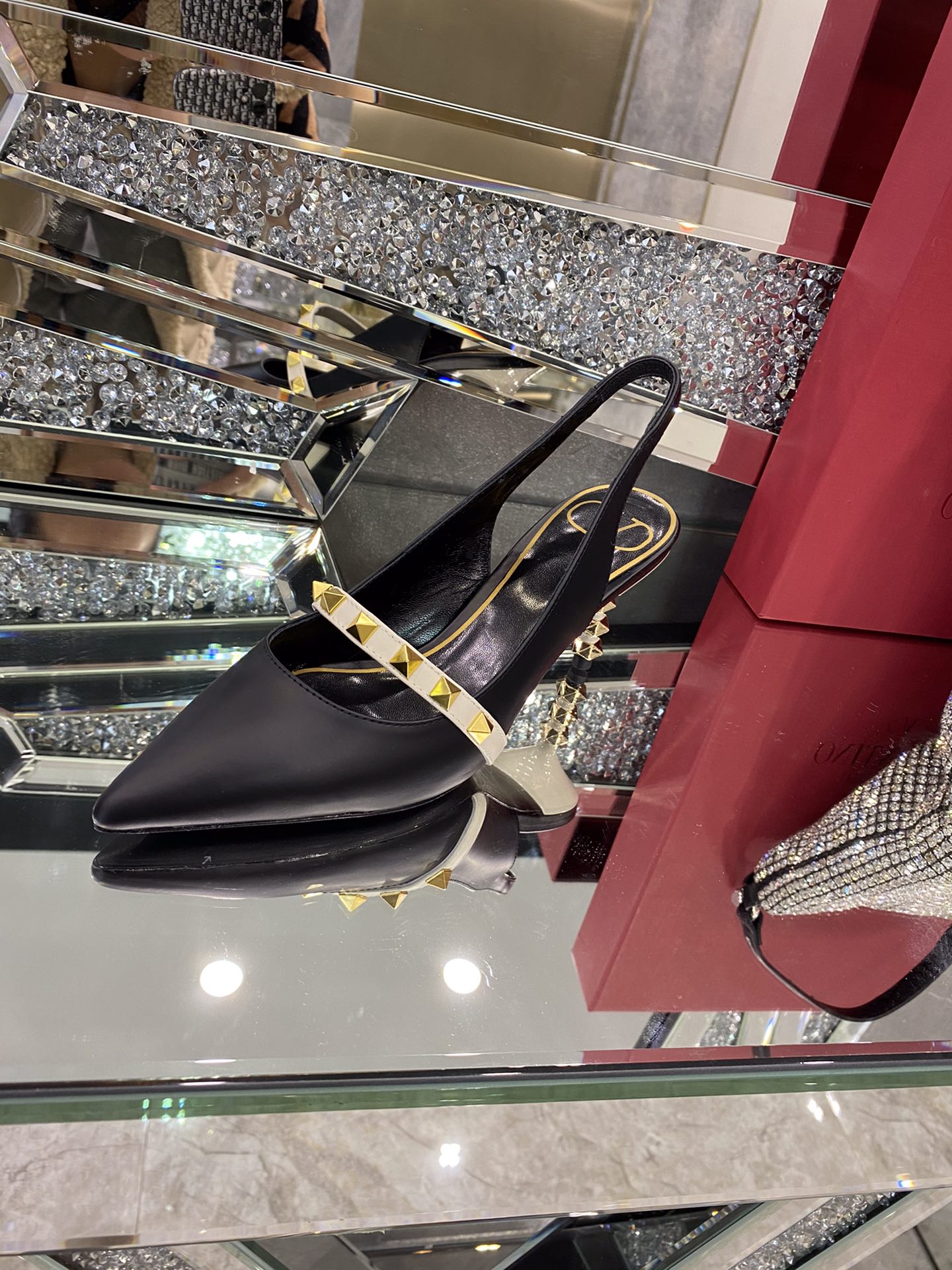 【Valentino】𝟐𝟎𝟐𝟏/𝐒𝐒 𝐧𝐞𝐰 The latest series of counter perfect details original matte open edge bead leather