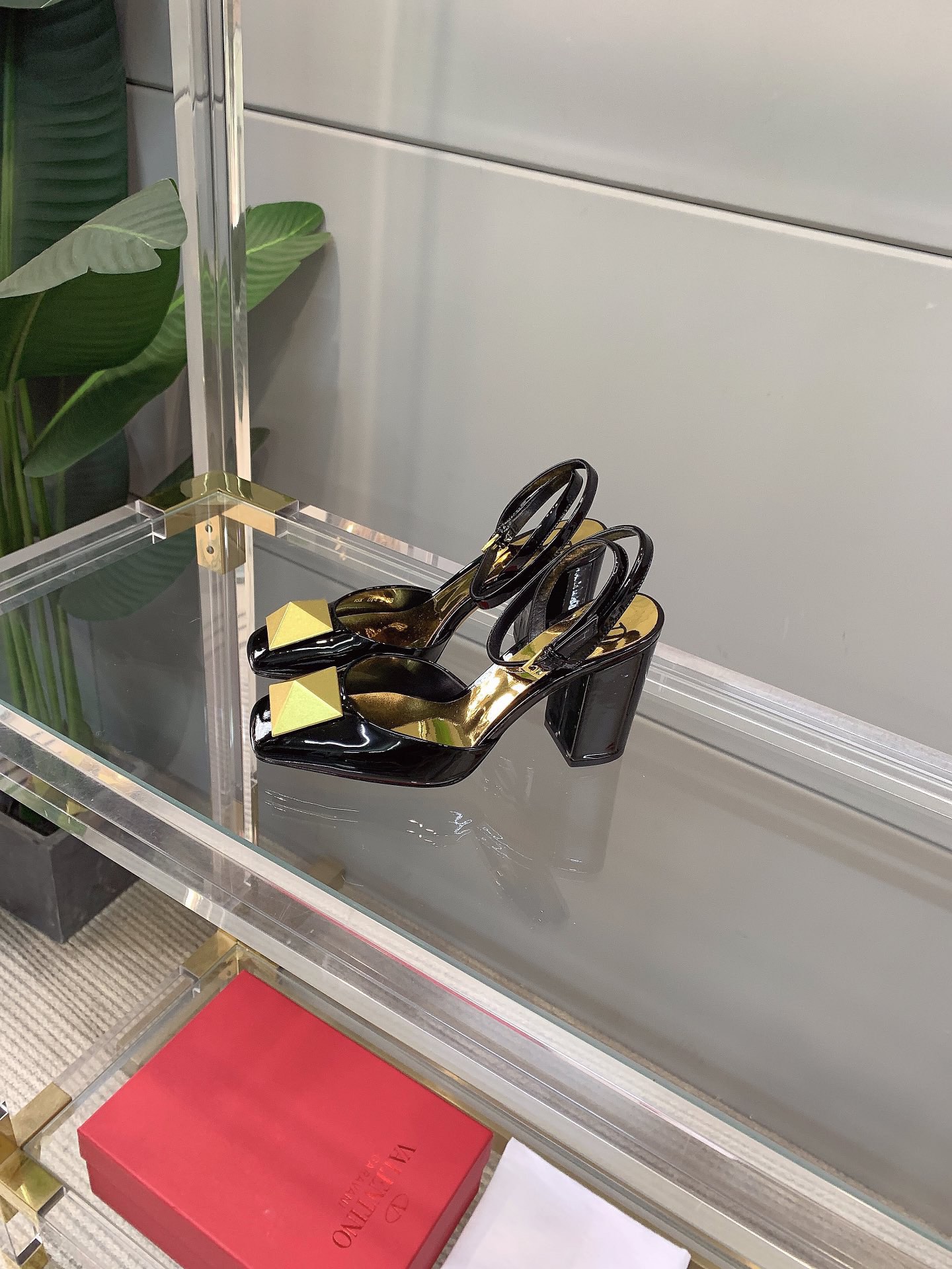 【Valentino】𝟐𝟎𝟐𝟏/𝐒𝐒 𝐧𝐞𝐰 VALENTINO 2022ss spring-summer new big studded high heelss still the classic studded collection