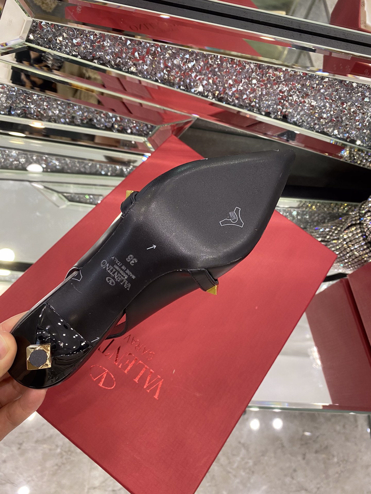 【Valentino】𝟐𝟎𝟐𝟏/𝐒𝐒 𝐧𝐞𝐰 The latest series of counter perfect details original matte open edge bead leather