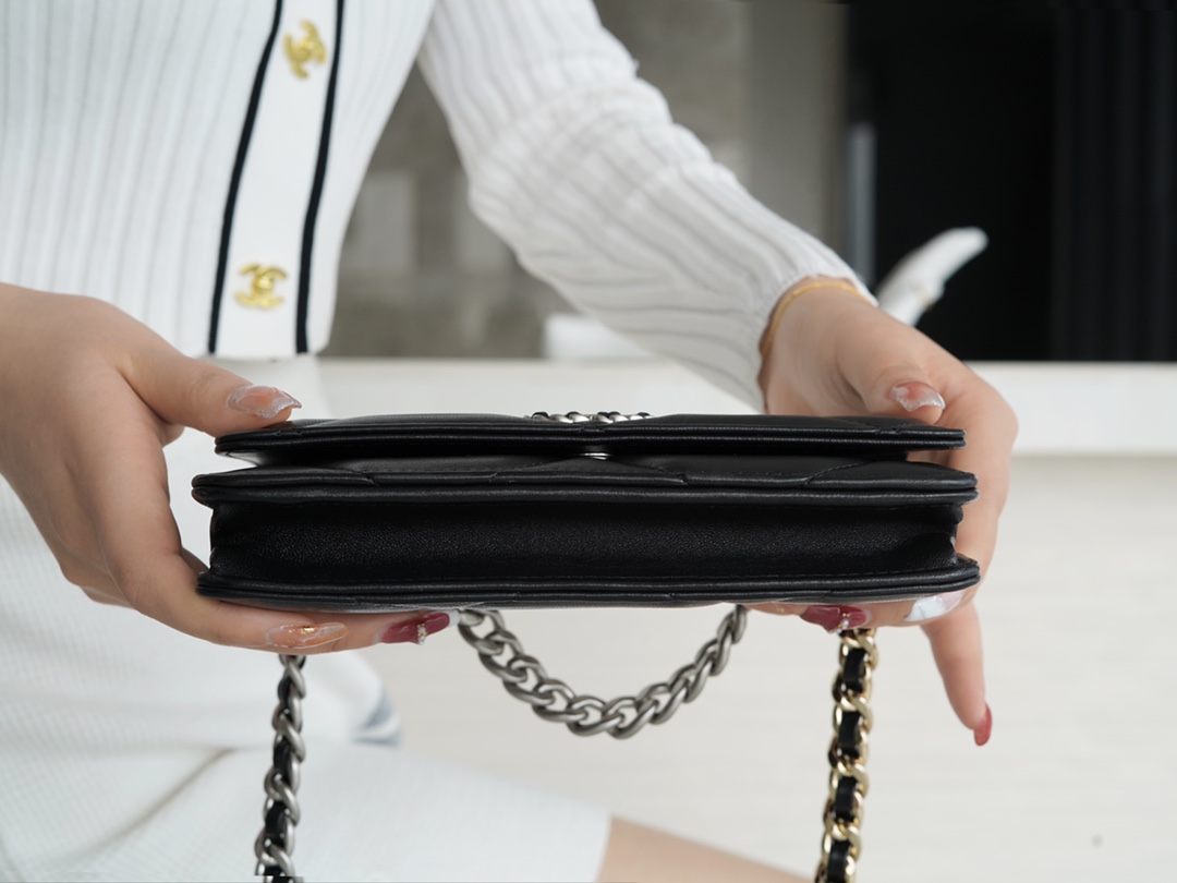 CHANEL 19Bag 𝑾𝒐𝒄 22C black with silver buckle