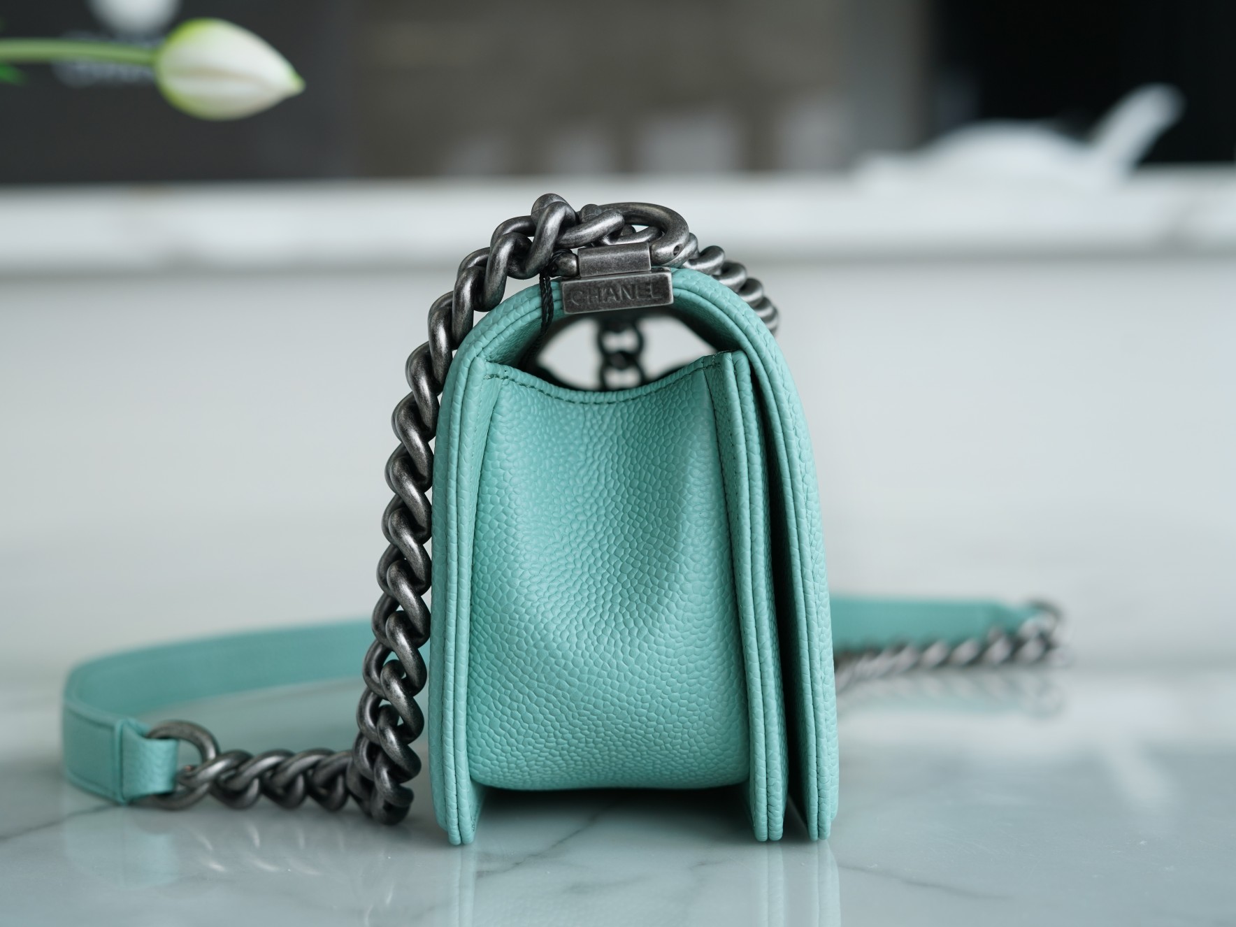 𝗖𝗵𝗮𝗻𝗲𝗹 𝗟𝗲𝗯𝗼 𝘆 French origin 𝗛𝗮𝗮𝘀 Caviar calfskin Large ball V-grain: Tiffany blue