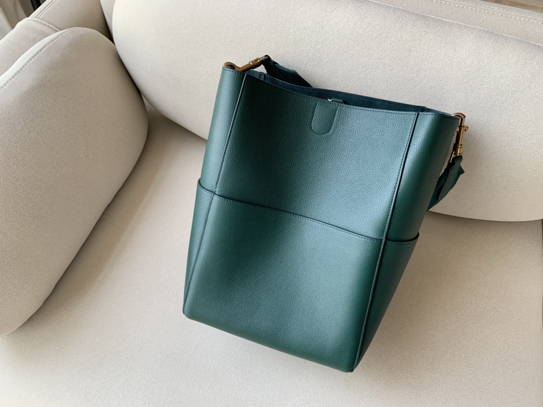 𝐂𝐞𝐥𝐢𝐧𝐞 SANGLE BUCKET bucket bag in soft grained calfskin