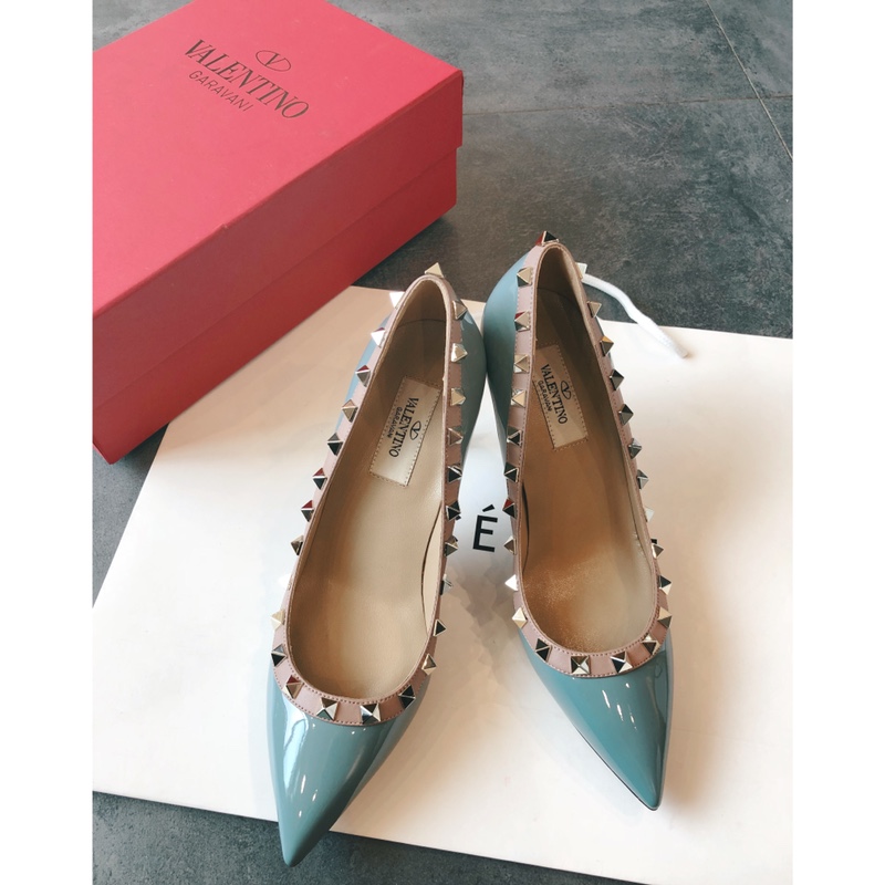 Valentino recommends this studded shoes once launched, the fashion It Girl starry-eyed pursuit