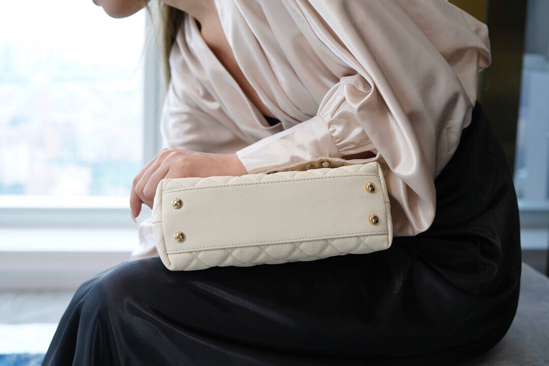CHANEL 𝑪𝒐𝑪𝒐 𝒉𝒂𝒏𝒅𝒍𝒆 New Cowhide Handle Small White Light Gold🤍