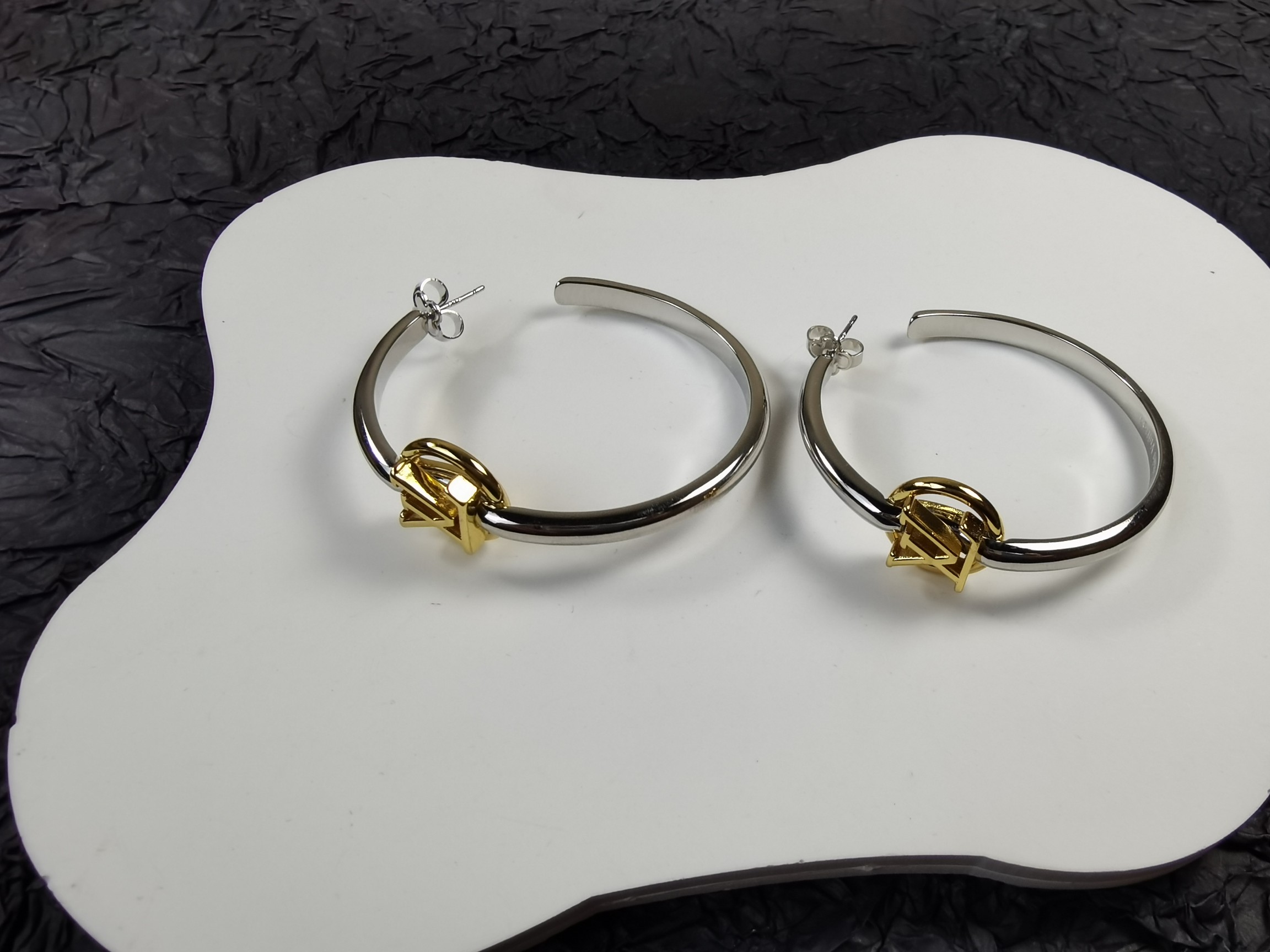 Louis Vuitton LV Cut-out earrings