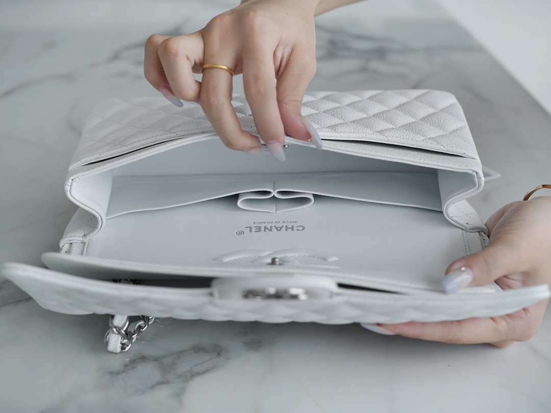 𝐂𝐇𝐀𝐍𝐄𝐋 Classic Flap France 🇫🇷 𝐇𝐇 𝐚𝐚𝐬 Original Caviar🐂 Custom Calfskin Classic Flap Bag Medium Silver Buckle White