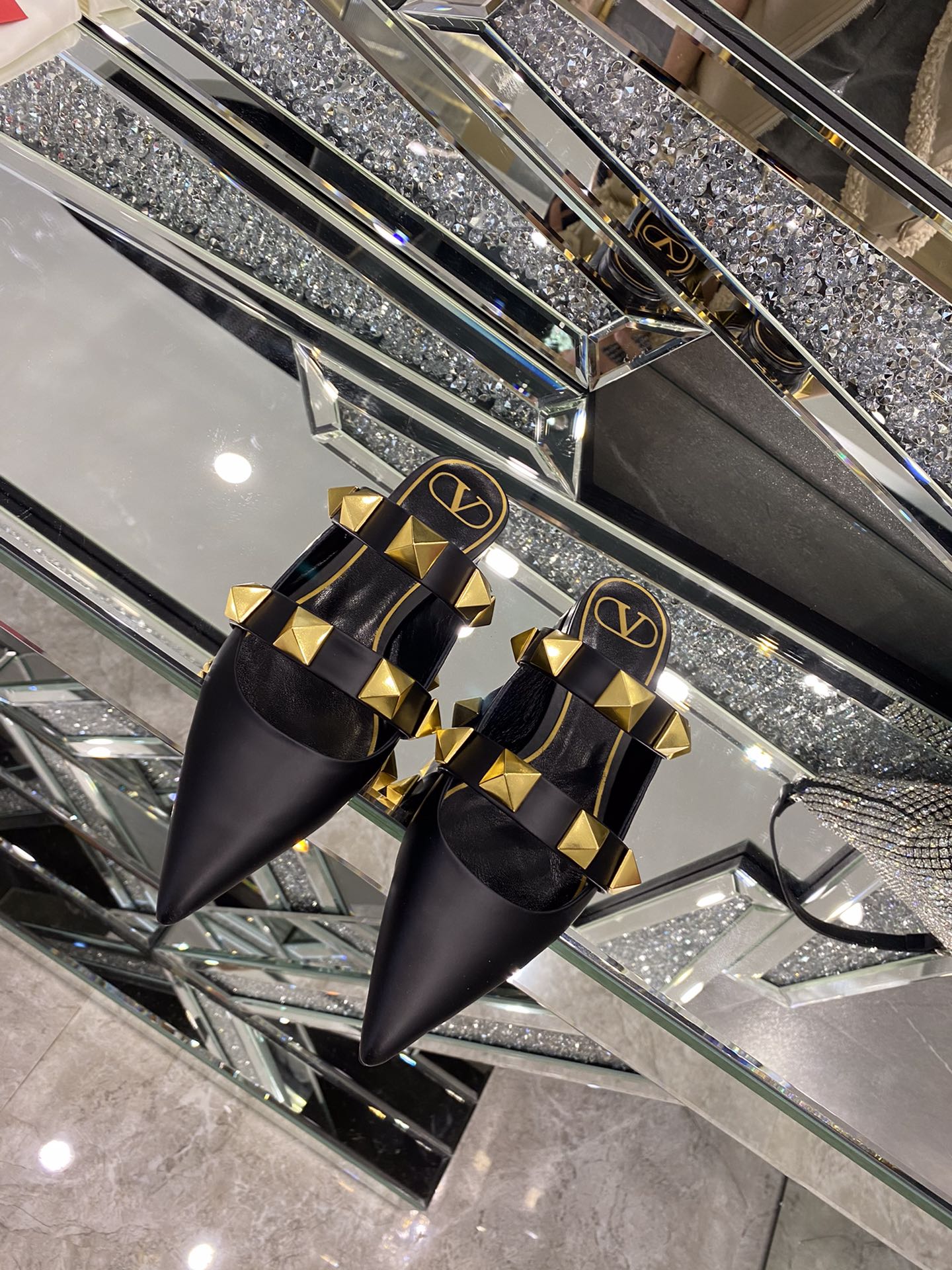 【Valentino】𝟐𝟎𝟐𝟏/𝐒𝐒 𝐧𝐞𝐰 The latest series of counter perfect details original matte open edge bead leather