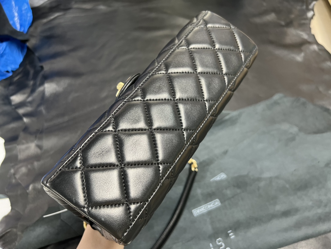 𝗖𝗛𝗔𝗡𝗘𝗟✦ 23p Letter Chain Mouth Flap Bag Genuine Leather