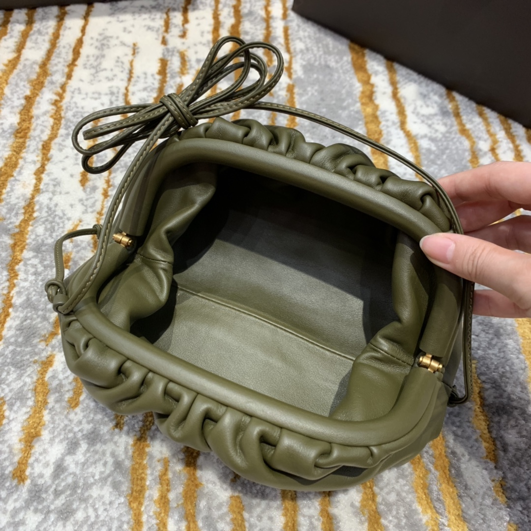 Bottega Veneta  THE MINI POUCH  #585852
