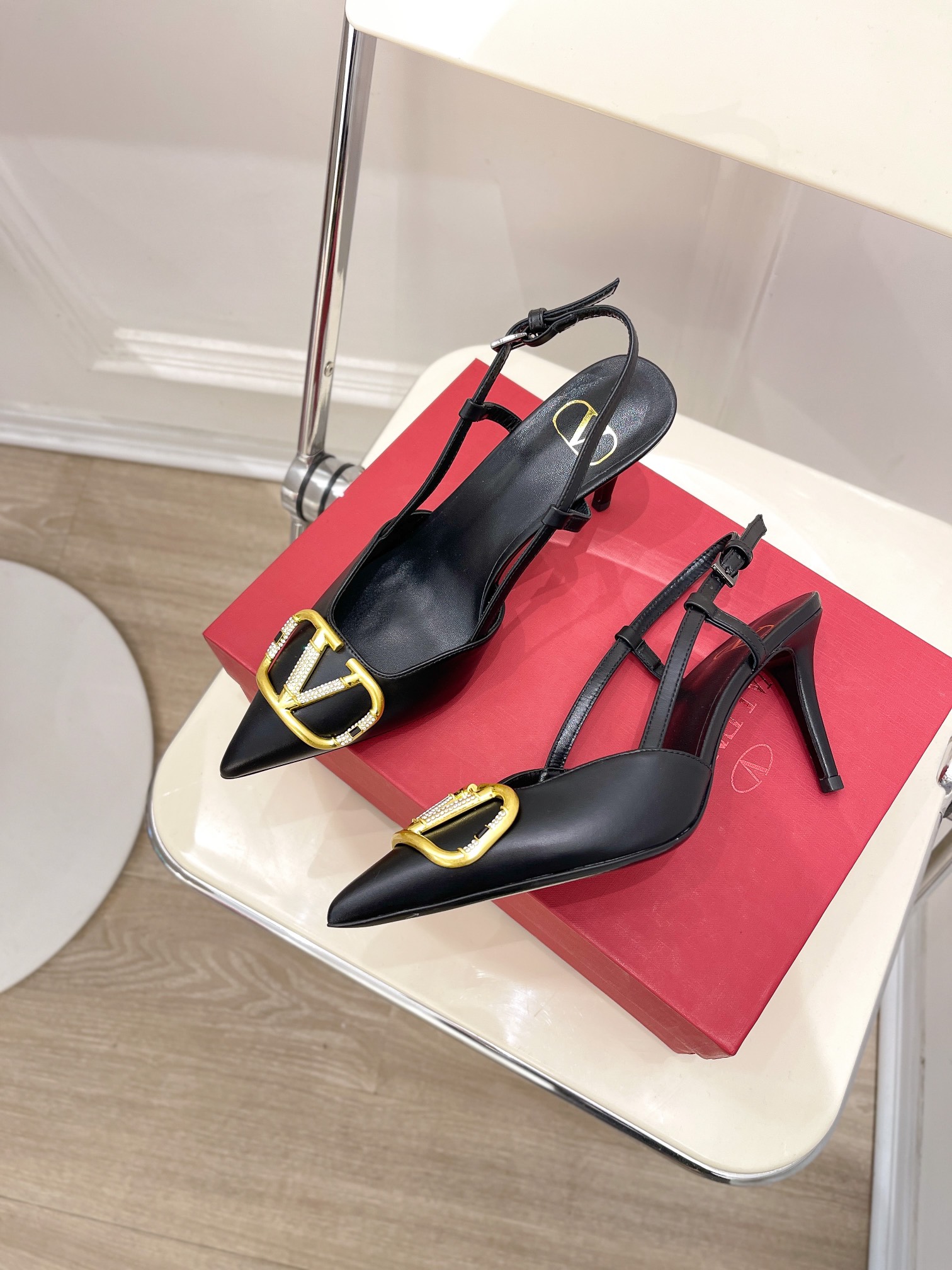 【Valentino】𝟐𝟎𝟐𝟏/𝐒𝐒 𝐧𝐞𝐰 Valentino 2022 spring and summer new large V diamond buckle high heels on the new