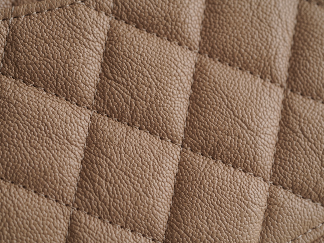 𝐂𝐇𝐀𝐍𝐄𝐋 Classic Flap washed cowhide is made from the most delicate calves just born Washed fetal cow small Khaki 🍂