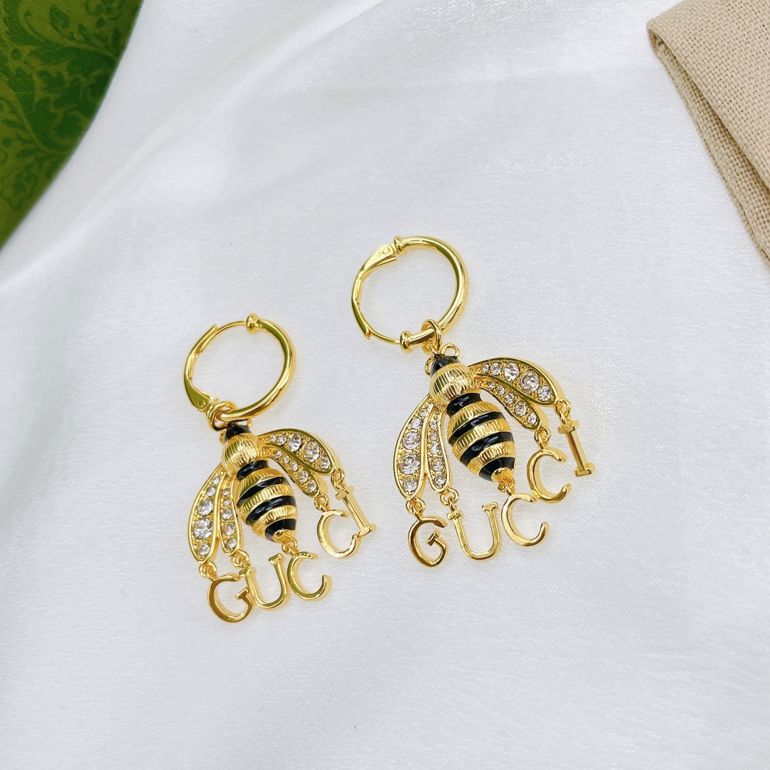 𝐆𝐮𝐜𝐜𝐢 new bee letter earrings