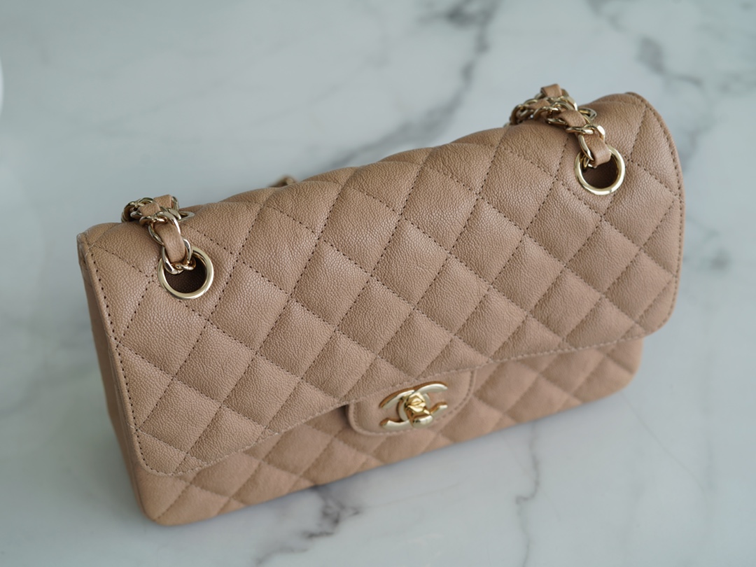 𝐂𝐇𝐀𝐍𝐄𝐋 Classic Flap washed cowhide is made from the most delicate calves just born Washed fetal cow small Khaki 🍂