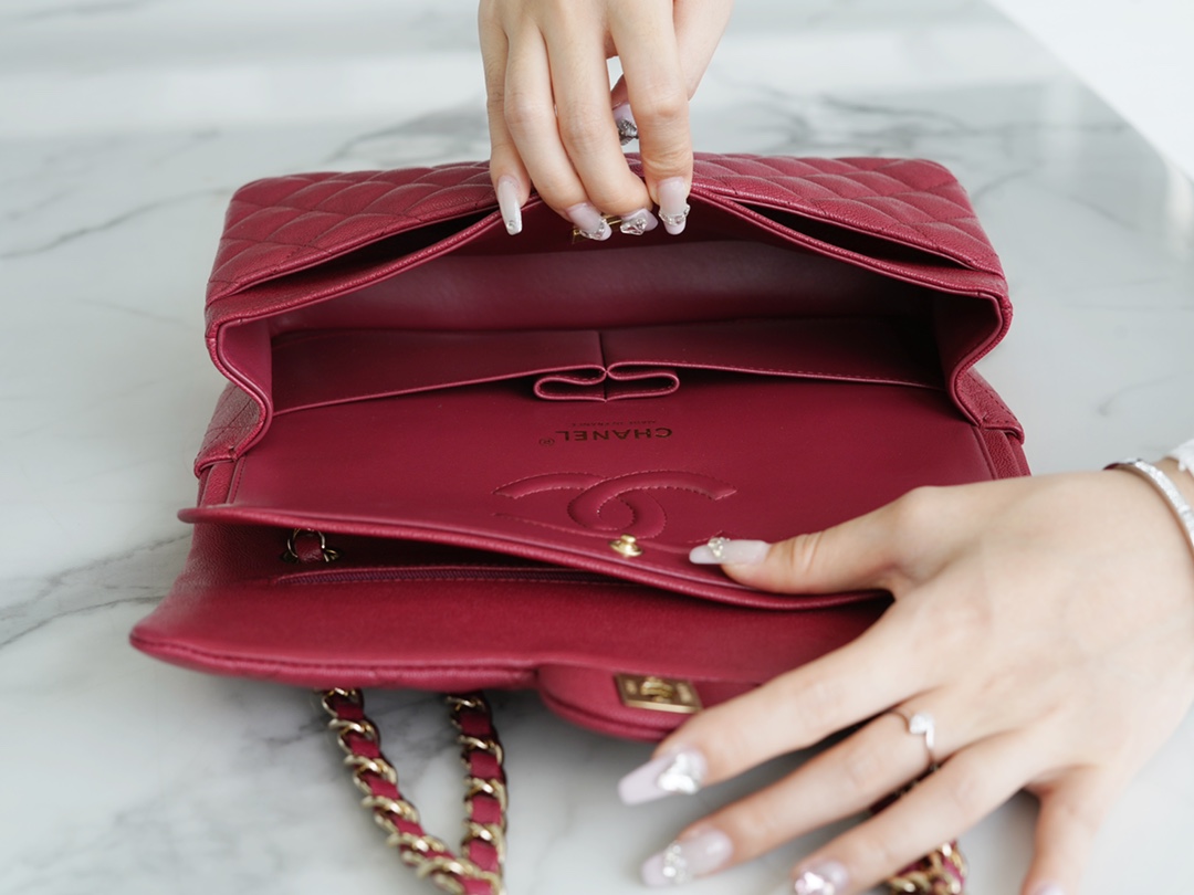 𝐂𝐇𝐀𝐍𝐄𝐋 Classic Flap washed cowhide is made from the most delicate newborn calves Washed fetal cow Medium Bordeaux burgundy