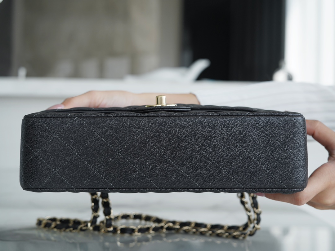 𝐂𝐇𝐀𝐍𝐄𝐋 Classic Flap washed cowhide is made from the most delicate newborn calves Washed fetal cow Medium 🤎 Coffee