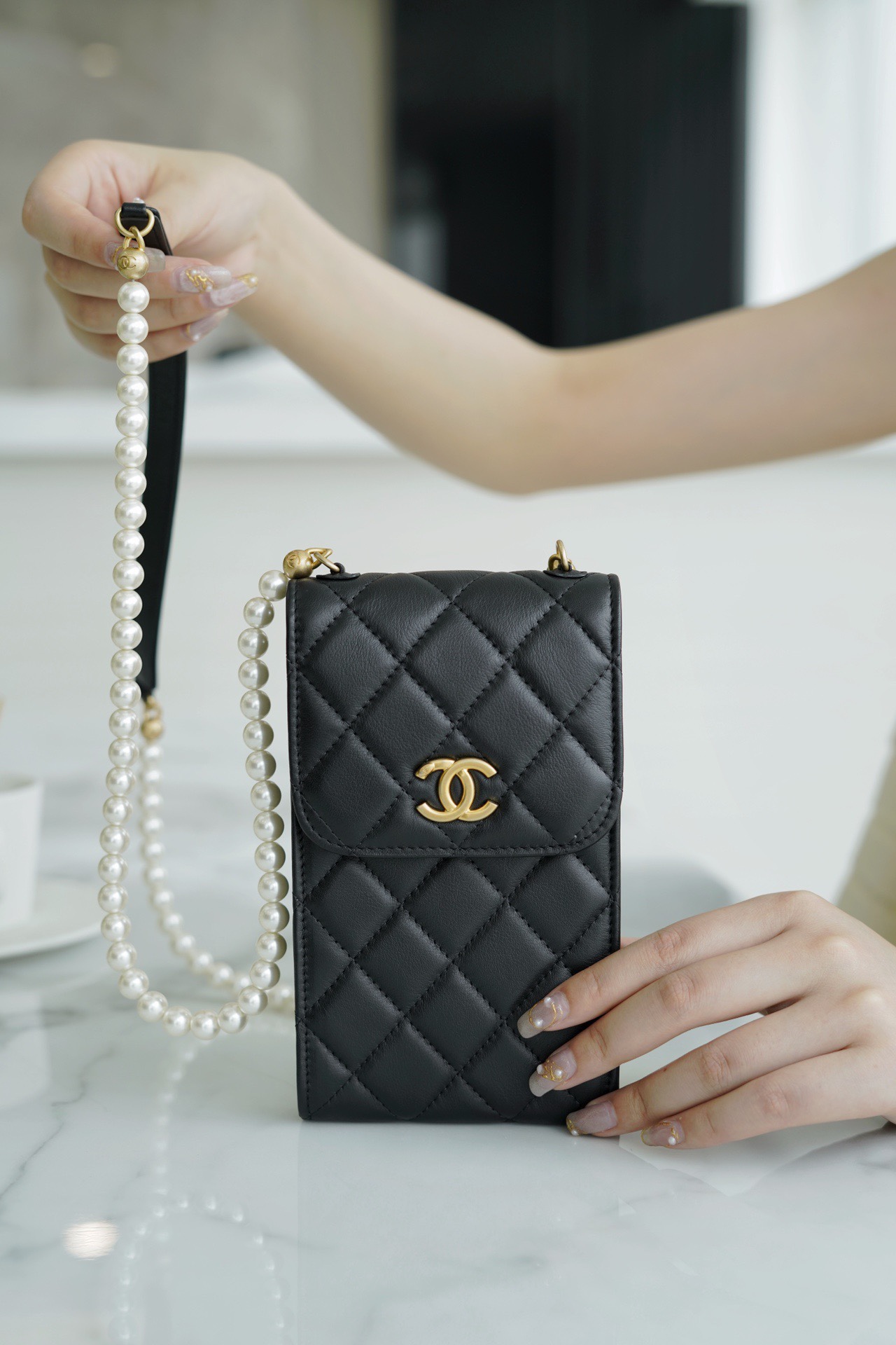 𝗖𝗛𝗔𝗘𝗡𝗟✦2021 𝗦𝘀 New for spring and summer Artificial pearls and calfskin body Pearl phone bag