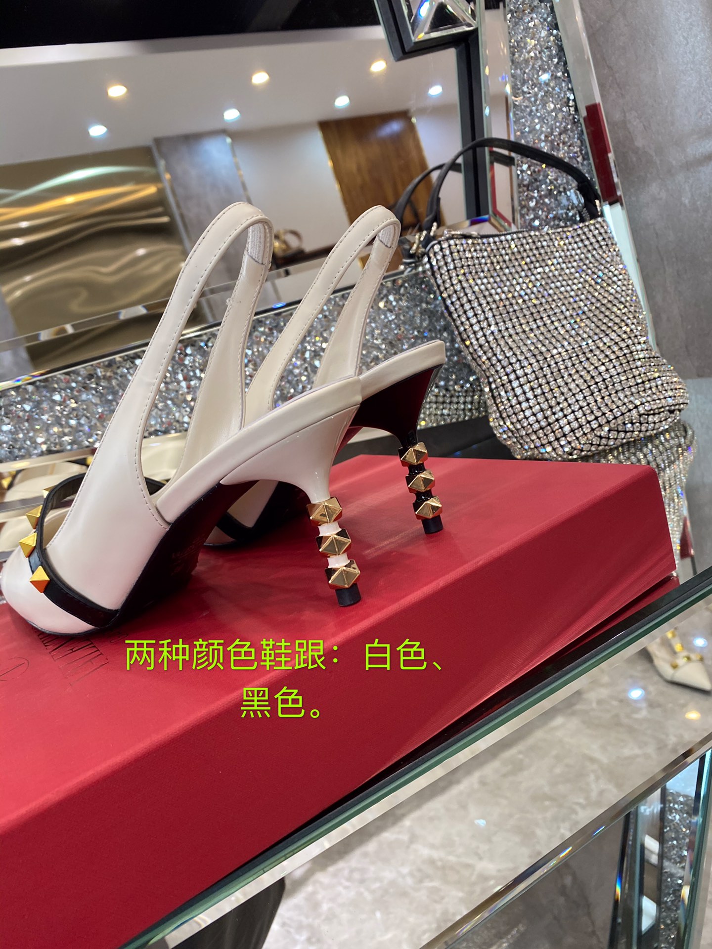 【Valentino】𝟐𝟎𝟐𝟏/𝐒𝐒 𝐧𝐞𝐰 The latest series of counter perfect details original matte open edge bead leather