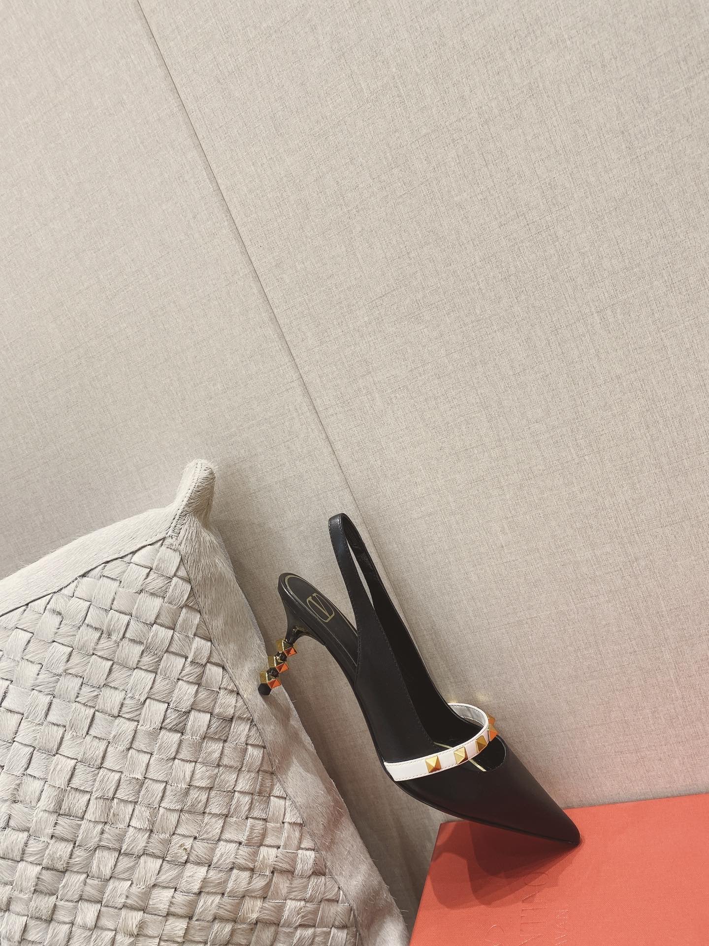 【Valentino】𝟐𝟎𝟐𝟏/𝐒𝐒 𝐧𝐞𝐰 Valentino Lambskin back lace-up heel with sculpted work