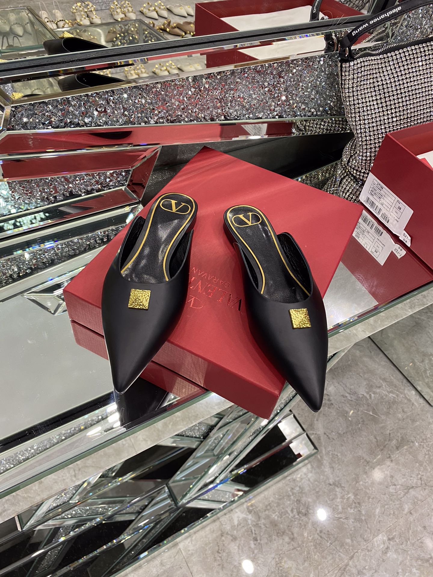 【Valentino】𝟐𝟎𝟐𝟏/𝐒𝐒 𝐧𝐞𝐰 The latest series of counter perfect details original matte open edge bead leather