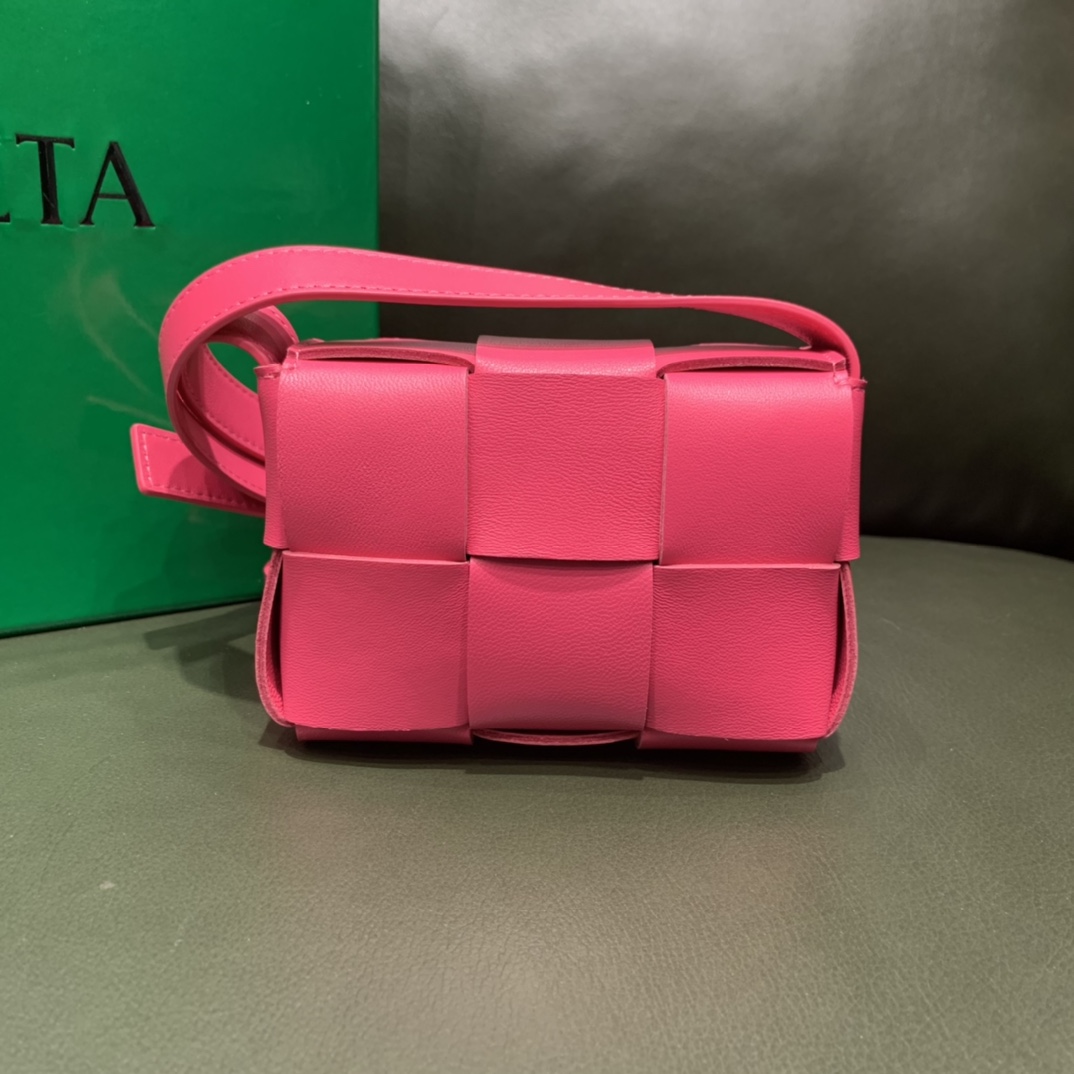Bottega Veneta  MINI CASSETTE #666688