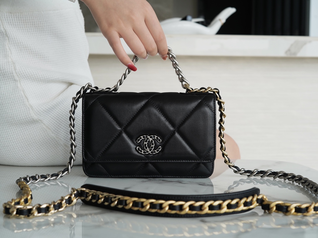CHANEL 19Bag 𝑾𝒐𝒄 22C black with silver buckle
