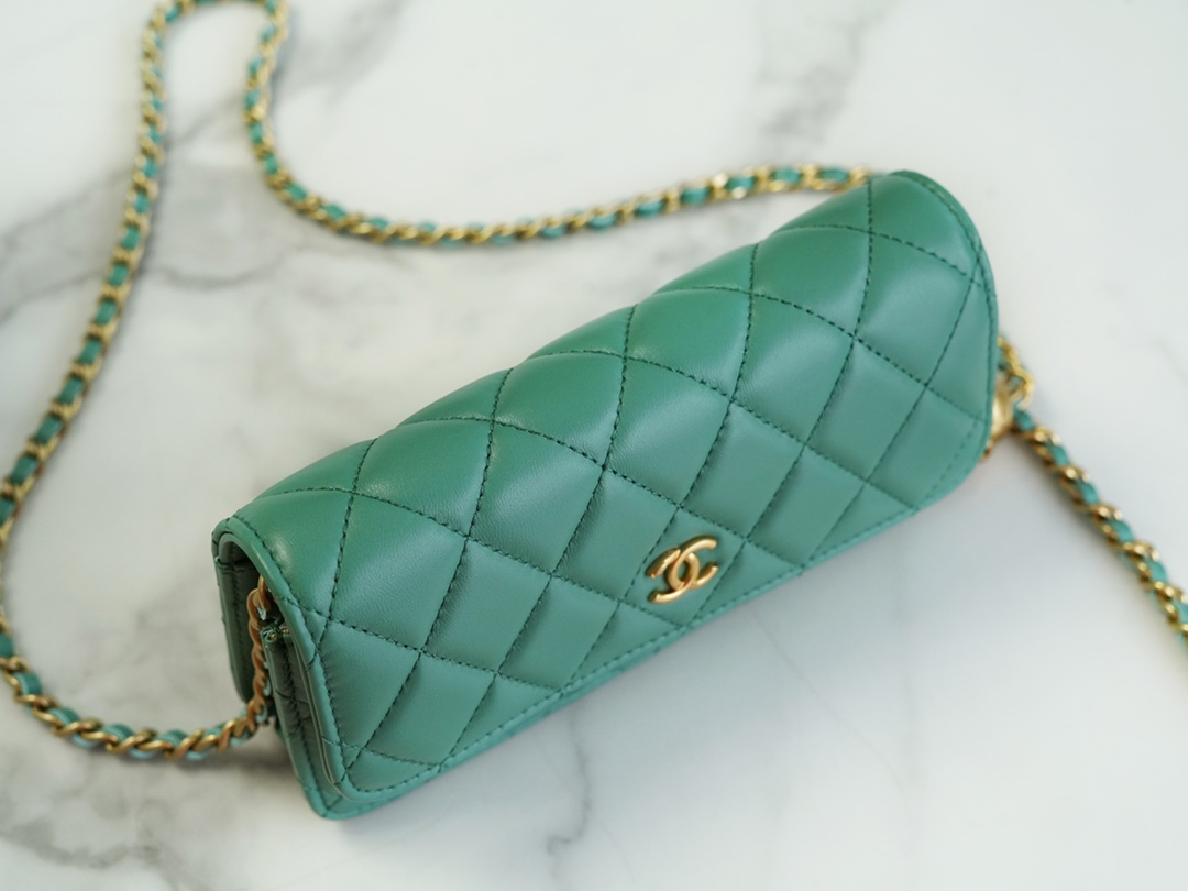 𝗖𝗛𝗔𝗡𝗘𝗟✦𝟮𝟯𝗖 Metal Ball Phone Bag Light Green 🍃