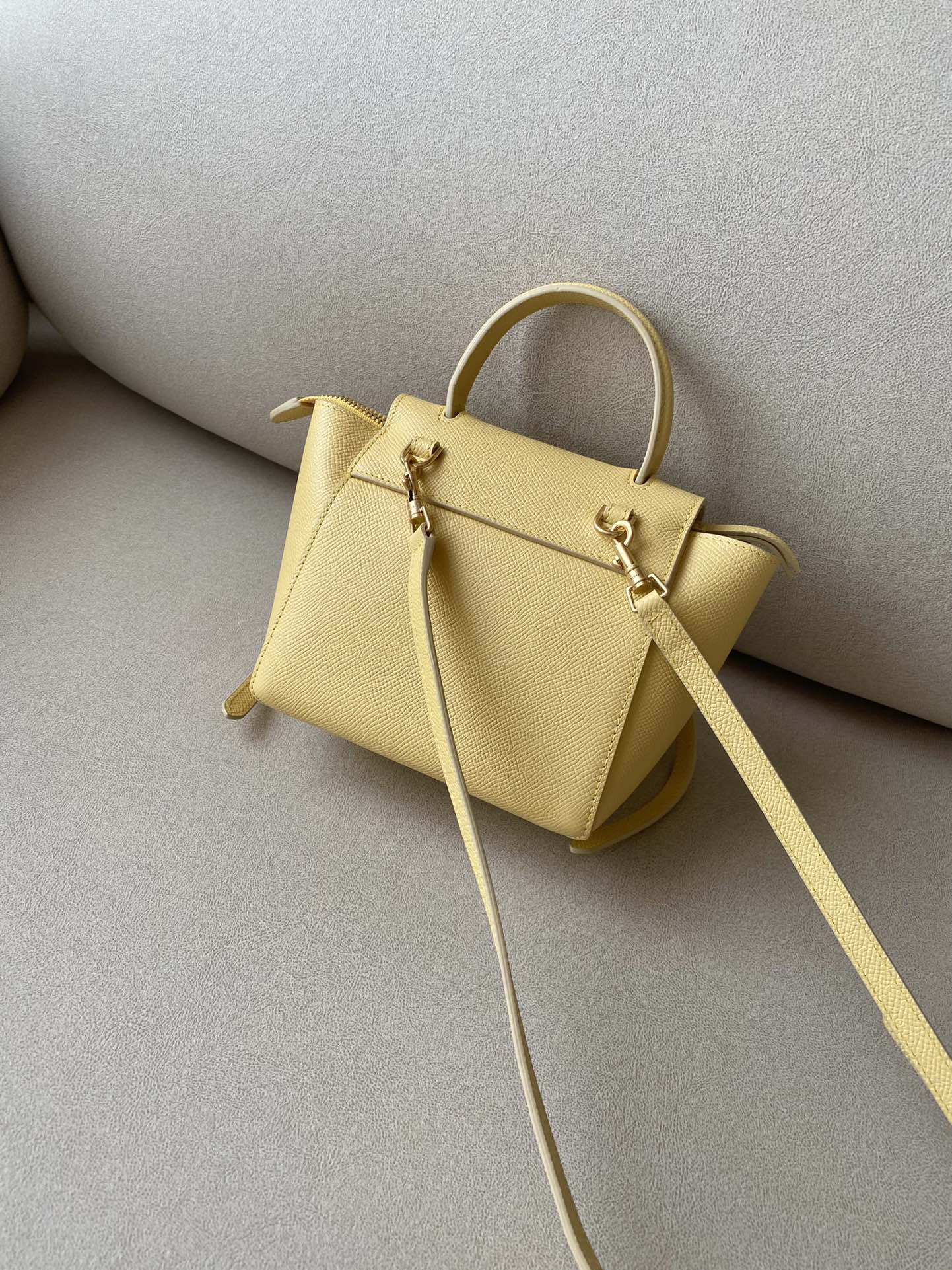 𝐂𝐞𝐥𝐢𝐧𝐞 𝐛𝐞𝐥𝐭 𝐩𝐢𝐜𝐨 𝟏𝟔𝐜𝐦 Grained Calfskin Bag