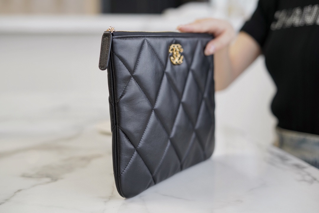 𝗖𝗛𝗔𝗘𝗡𝗟✦Classic 19 Series Imported Channel Special Lambskin🐑 Carry-on Clutch Bag Classic ➼ Black Gold