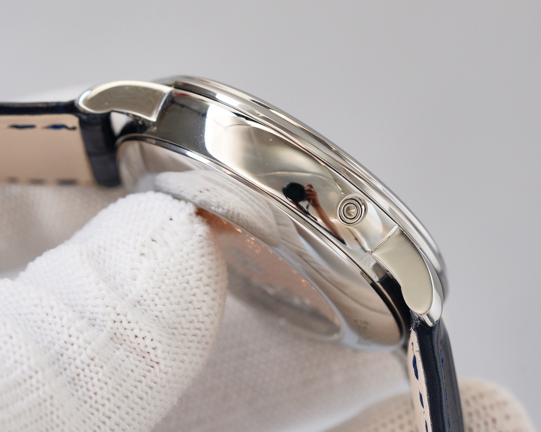 Blancpain - This functional watch comes from the classic Blancpain collection