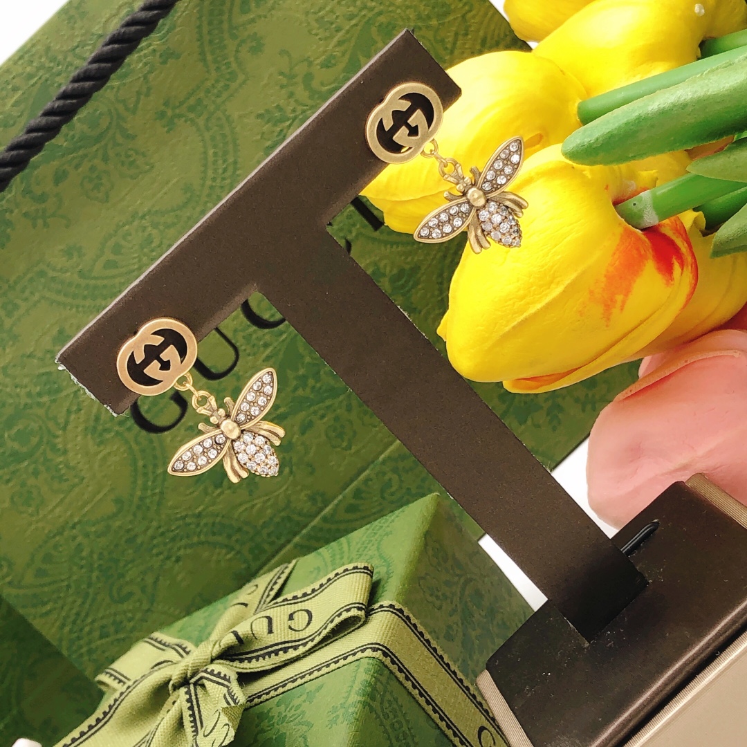 𝐆𝐮𝐜𝐜𝐢 Two little bee stud earrings with diamonds