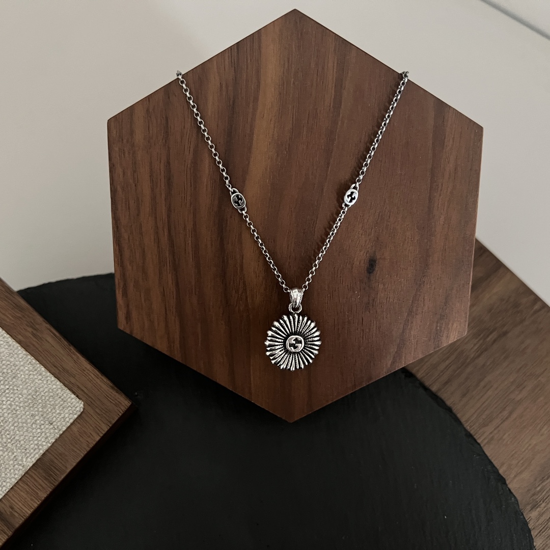 𝐆𝐮𝐜𝐜𝐢 925 sterling silver interlocking double G flower emerald necklace 60cm