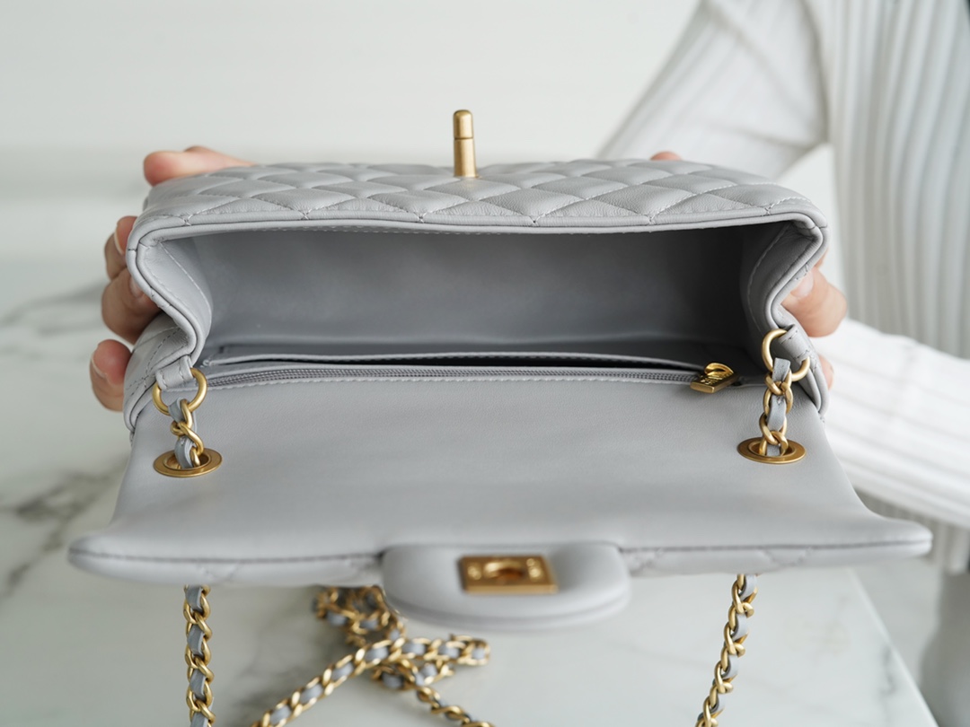 𝗖𝗛𝗔𝗘𝗡𝗟✦ 𝐂𝐅Metal Ball Big Mini Light Gray