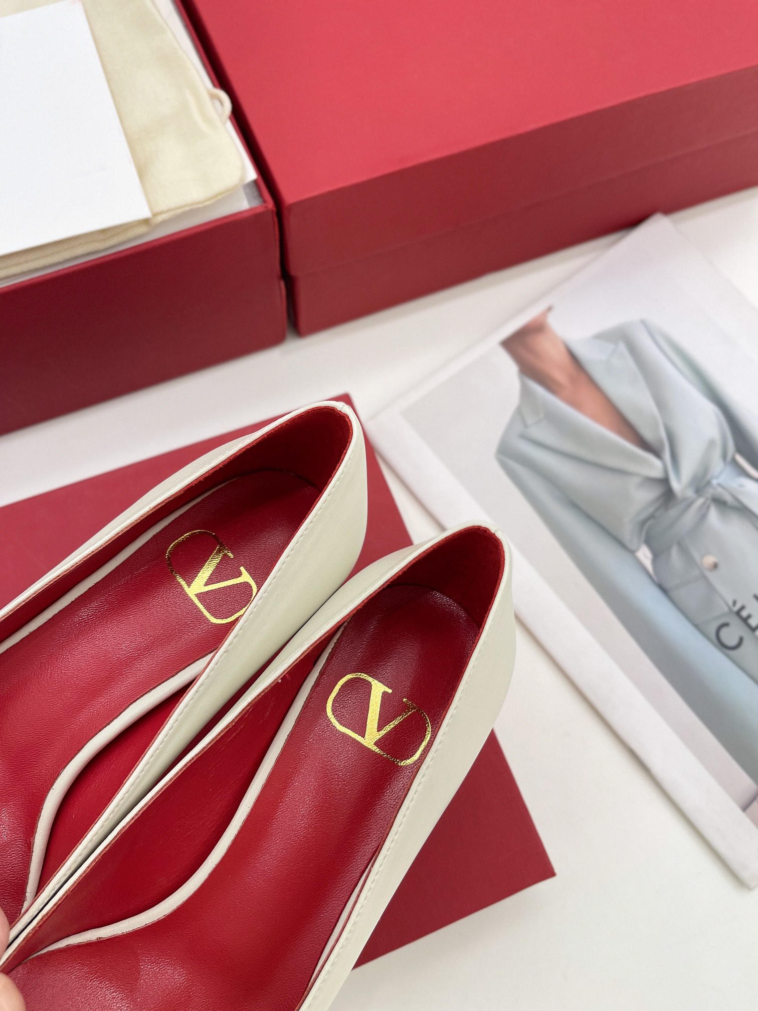 【Valentino】𝟐𝟎𝟐𝟏/𝐒𝐒 𝐧𝐞𝐰 Valentino 2022 spring and summer new large V diamond buckle high heels on the new