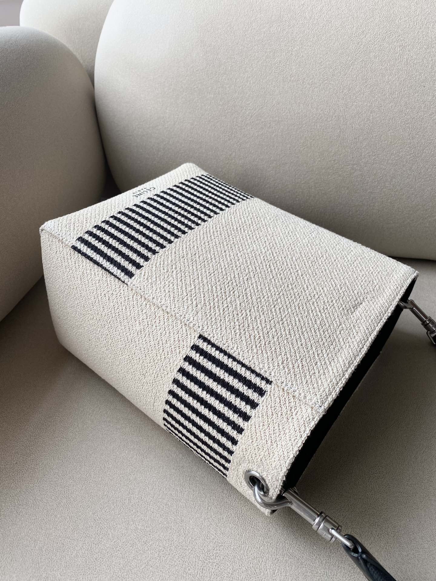 𝐂𝐞𝐥𝐢𝐧𝐞 SANGLE BUCKET Small wide striped fabric bucket bag