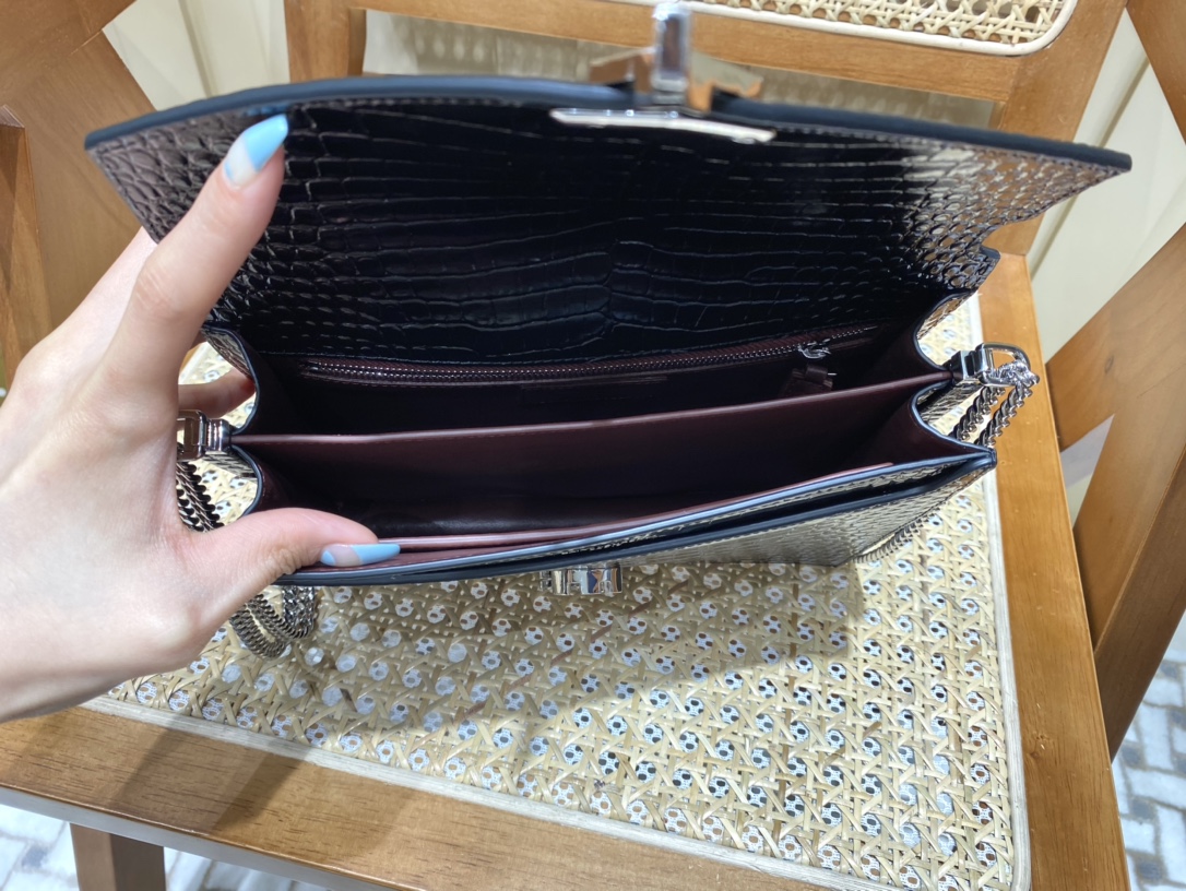 SAINT LAURENT ▪️𝑪𝒂𝒔𝒔𝒂𝒏𝒅𝒓𝒂▪️532750 original crocodile pattern.